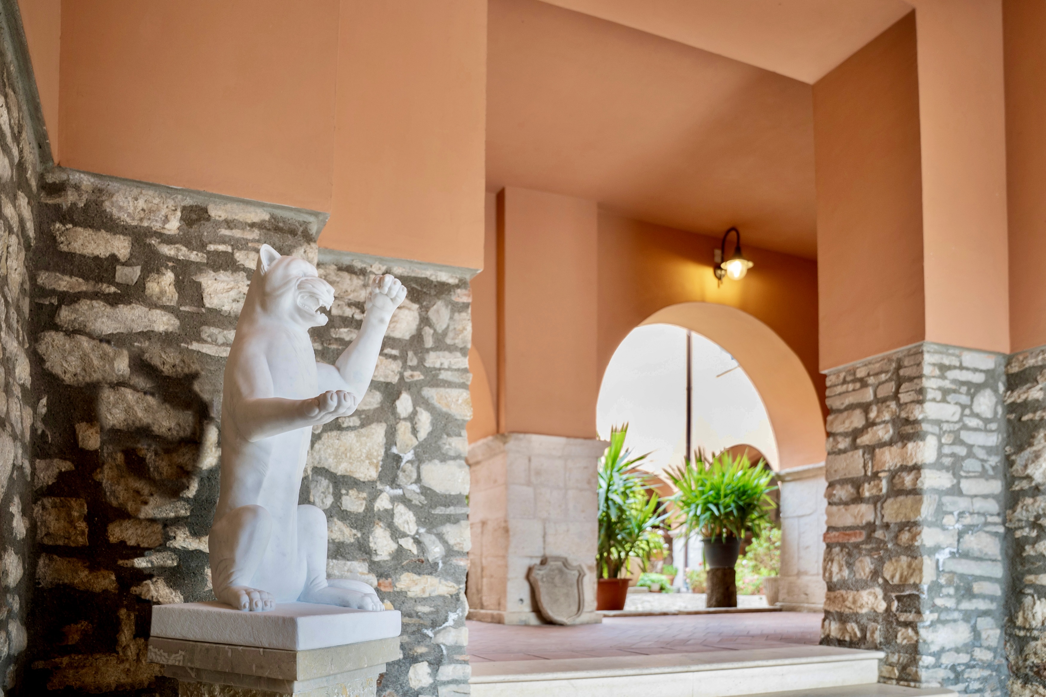 La Leonessa Municipio Foyer — Carrara Bianco Venato Marble